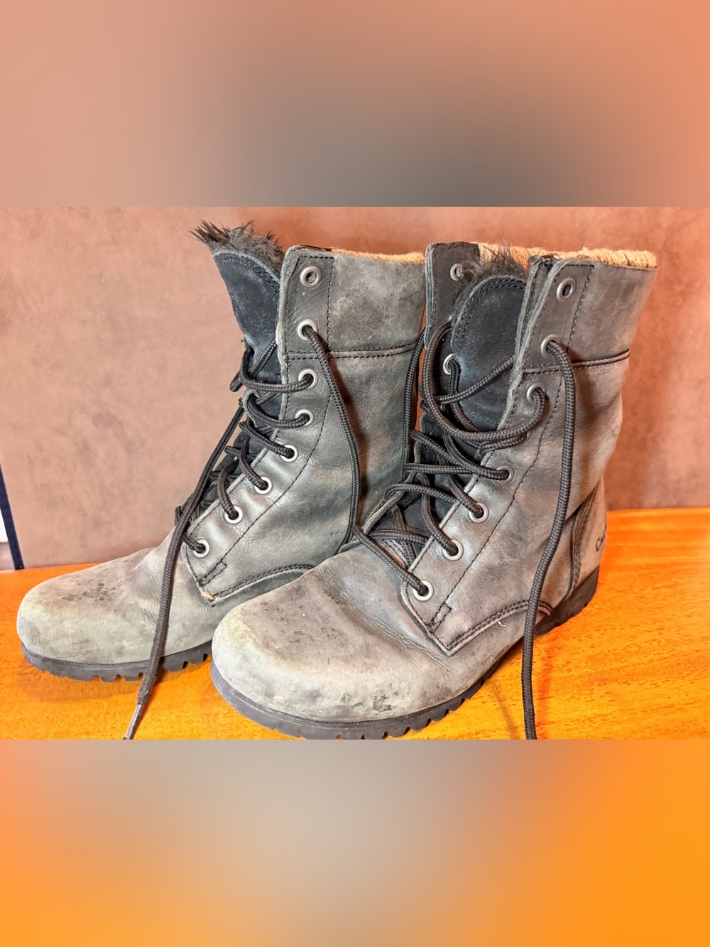 Caterpillar women's Gray Lace-Up Leather Soft Toed Boots. Size 9